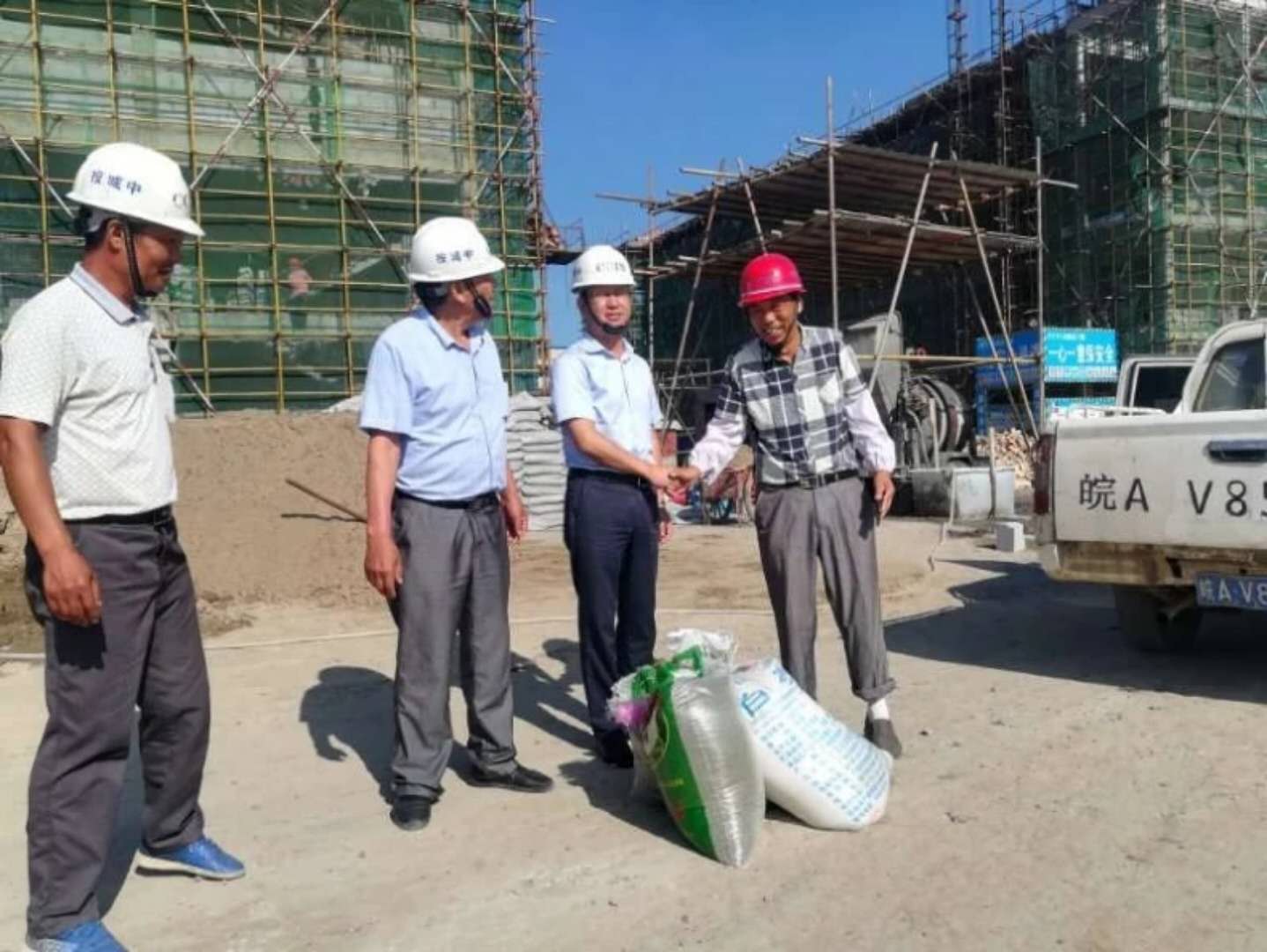 ?夏日炎炎送清涼，關(guān)愛職工在一線
